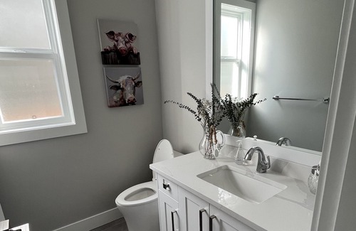 Agassiz House | Extended Stay in Modern Home W/Hot Tub
