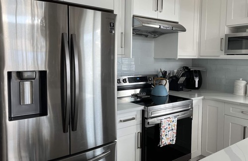 Agassiz House | Extended Stay in Modern Home W/Hot Tub