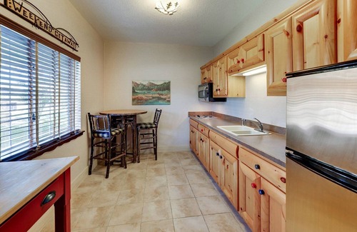 Johnston Hotel | Extended Stay Premier Suite Cottage, Stoney Creek Des Moines, Free Breakfast