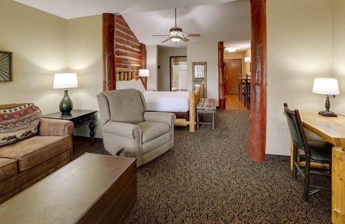 Onalaska Hotel | Extended Stay Queen Suite, Kitchenette, Living Area, Stoney Creek