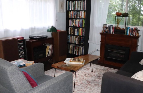 Broadway Cabin | Extensive book libary and place to disconnect!