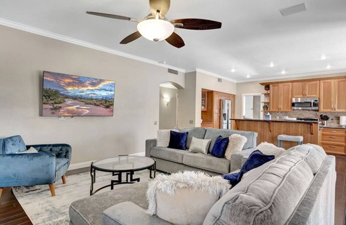 Paradise Park Vista House | Extravagant Backyard & Dazzling Interior Concepts