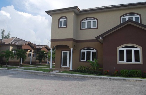 Lucaya House | EZ VILLE @ TAINO BEACH