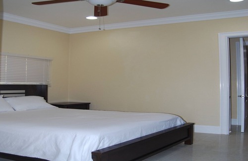 Lucaya Villa | EZ VILLE @TAINO BEACH Lucaya VILLA H