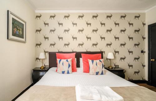 Old Town Apartment | F&O Apartments - 1 bedroom Royal Mile apt Stunning castle view Sleeps 2