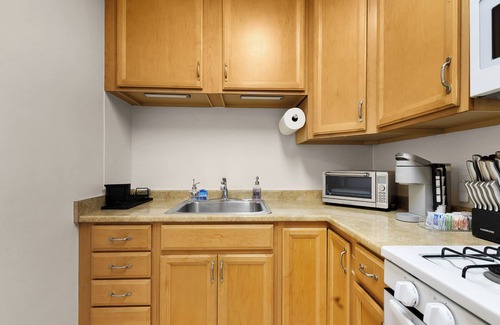 Mission Beach Apartment | F1 Racing Theme - 1 Bedroom Vacation Apartment - Top Floor with AC