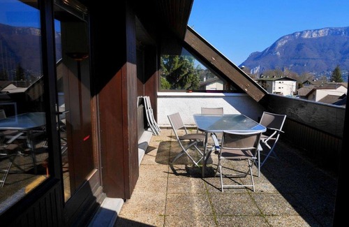Sevrier Apartment | F2 Duplex with Lake View Terrace, Parking and WiFi – Annecy