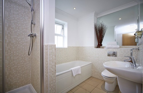 Greenham Apartment | Fab 2 Bed 2 Bath apt w/parking Jago Court Newbury