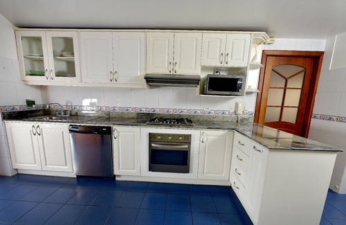 Quito Condo | FAB PH, Safe, near Carolina PK, Amz Views! WiFi, Free Pkg, Fam friendly, Promos!
