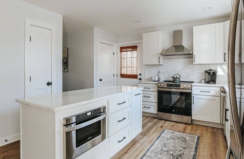 Faber House | Faber Farmhouse: Hot Tub Near & Wineries/Breweries