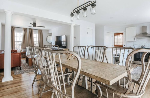 Faber House | Faber Farmhouse: Hot Tub Near & Wineries/Breweries