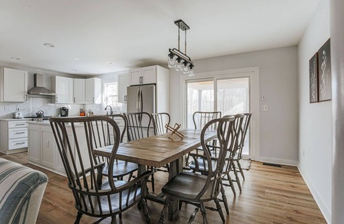 Faber House | Faber Farmhouse: Hot Tub Near & Wineries/Breweries