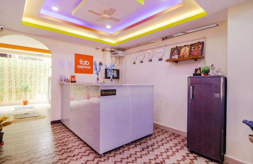 Kukatpalli Hotel | FabExpress Broholic Suites - Nr JNTU Kukatpally