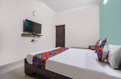 Kukatpalli Hotel | FabExpress D Grand - Nr JNTU College Metro Station, Kukatpally