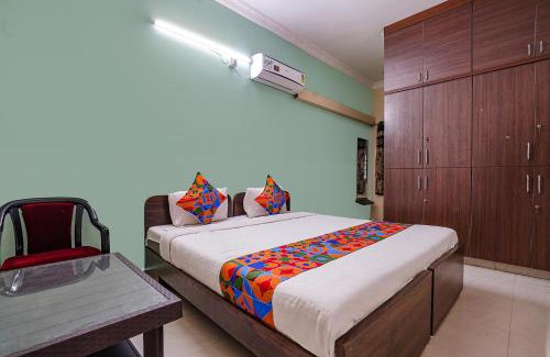 Kukatpalli Hotel | FabExpress D Grand - Nr JNTU College Metro Station, Kukatpally