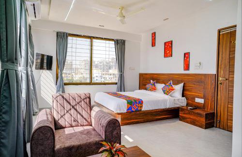 Thergaon Hotel | FabHotel Crystal Inn - Nr Suvarndeep Chowk