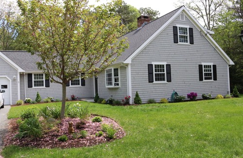 Cotuit House | Fabulous 3BR/3BA vacation house in Cotuit that sleeps 8 and only 1 mile to beach
