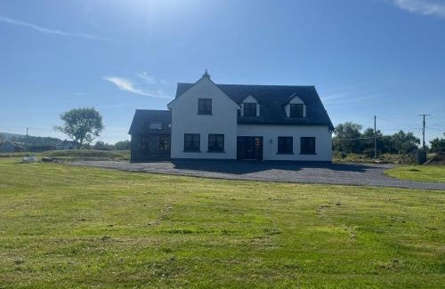 Oughterard House | Fabulous 4 Bedroom House, Gateway to Connemara