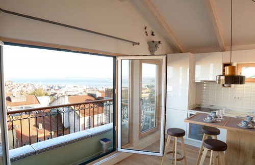 Lisbon Old Town Apartment | Fabulous Apartment with River & Town View