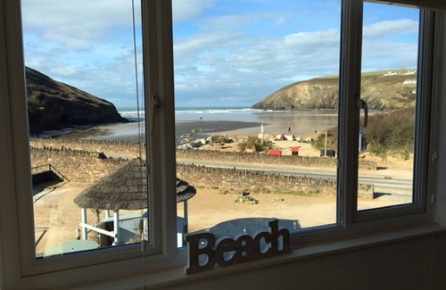 Mawgan Porth Apartment | Fabulous Beach Pad Just 20 Paces From The Mawgan Porth Beach, (SUMMER DISCOUNTS)