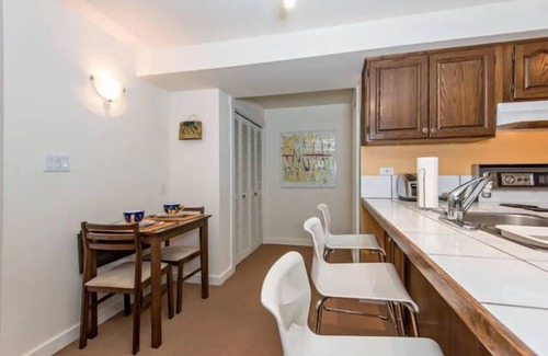 Kitsilano Apartment | Fabulous Beach Side Private Apartment