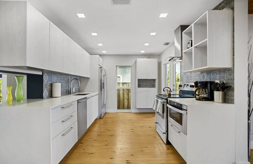 South Middle River House | Fabulous Bungalow w/Outdoor Eden mins from Beach