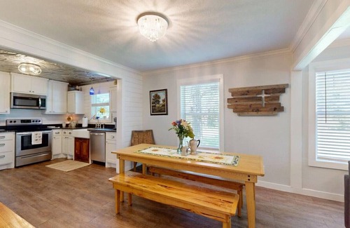 Wellborn House | Fabulous Farmhouse Getaway! Big Oak Farmhouse