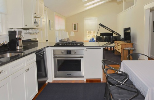 Tisbury House | Fabulous for Relaxation! - Walk to Town, Beach & Tennis! Recently renovated.