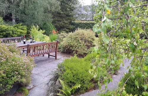 Braemar House | Fabulous house with sun-doors and patio - Large mature garden. Mountain views.