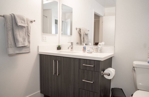 Santa Ana Apartment | Fabulous - King - Gym - W/D - Kitchen - Parking