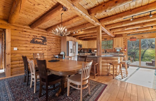 Ludlow House | Fabulous Luxury Log Home, 6 BR 4BA, Pool Table, Hot Tub, BEST Location
