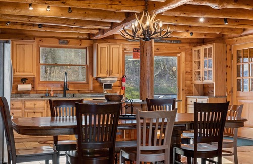 Ludlow House | Fabulous Luxury Log Home, 6 BR 4BA, Pool Table, Hot Tub, BEST Location