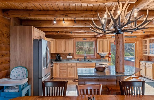 Ludlow House | Fabulous Luxury Log Home, 6 BR 4BA, Pool Table, Hot Tub, BEST Location