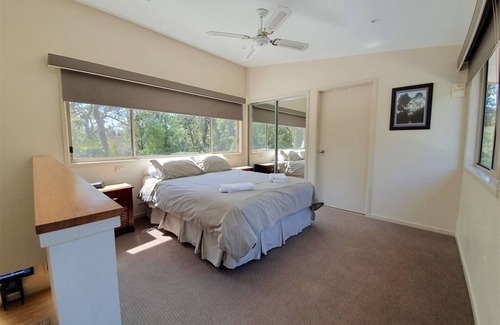 Forge Creek House | Fabulous self contained lakeside accommodation in a natural bush setting