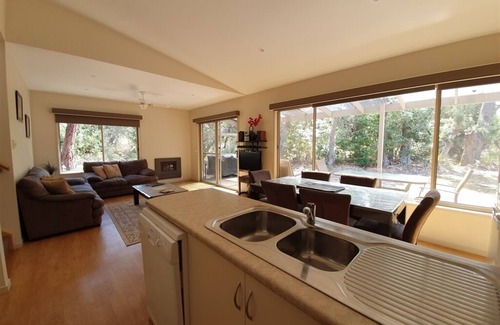 Forge Creek House | Fabulous self contained lakeside accommodation in a natural bush setting