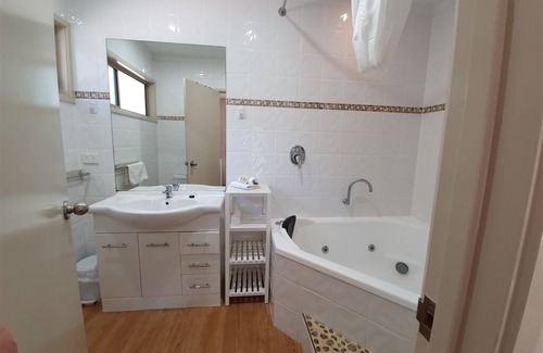 Forge Creek House | Fabulous self contained lakeside accommodation in a natural bush setting