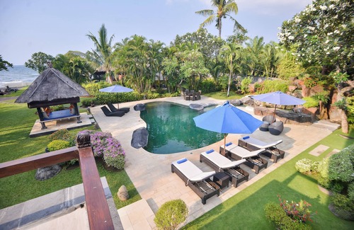 Dencarik Villa | Fabulous villa right on the beach with large pool, tropical garden & staff