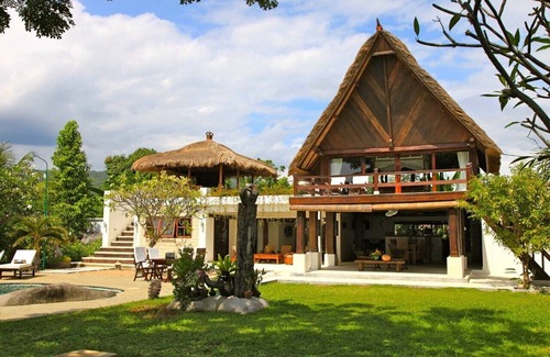Dencarik Villa | Fabulous villa right on the beach with large pool, tropical garden & staff