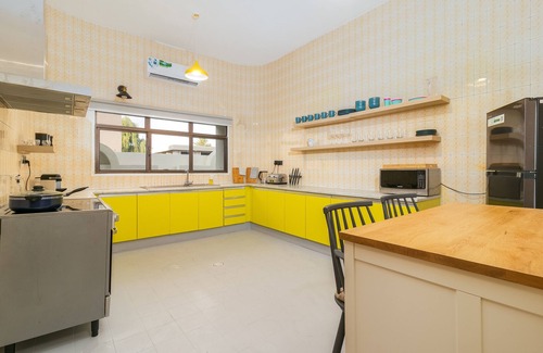 Umm Suqeim 1 Villa | Fabulous villa w/swimming pool, billiards table, garden oasis