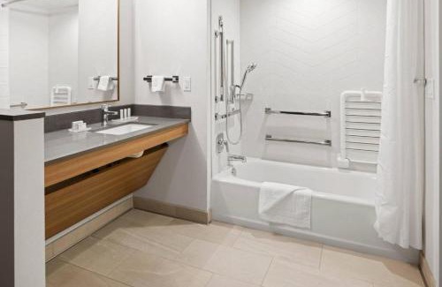 Pacific Beach Hotel | Fairfield Inn & Suites by Marriott San Diego Pacific Beach