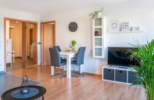 Huefingen Apartment | FAIRflats: Küche, Balkon, Arbeitsplatz, Aufzug