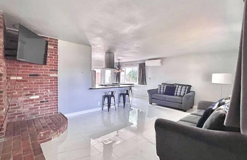 Jurupa Valley House | FAIRHAVEN Home: Country Living★King Bed★Laundry★AC