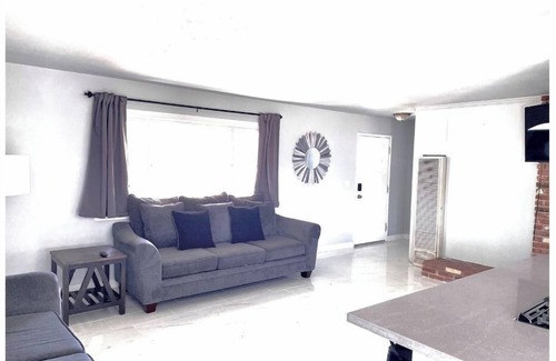 Jurupa Valley House | FAIRHAVEN Home: Country Living★King Bed★Laundry★AC