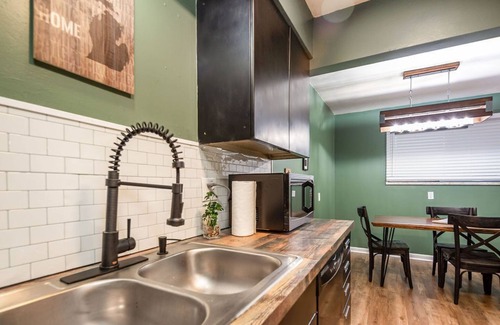 Lansing Apartment | Fairlane #8 The Den