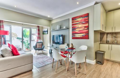 Three Anchor Bay Apartment | Fairmile on Main