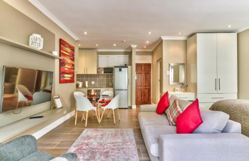 Three Anchor Bay Apartment | Fairmile on Main