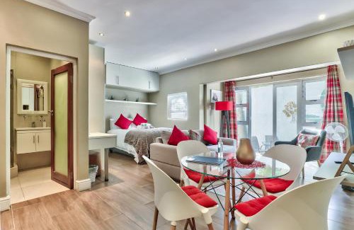 Three Anchor Bay Apartment | Fairmile on Main
