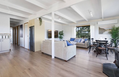 Metung House | Fairview Lakeside Cottage with Amazing Views
