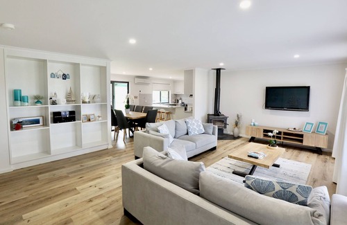 Waterhouse House | Fairway Views in Robe