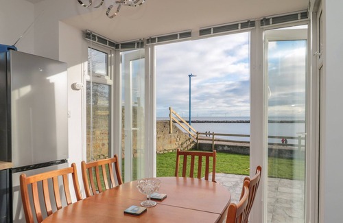 Newbiggin-by-the-Sea Cottage | FAIRWINDS, pet friendly, with a garden in Newbiggin-By-The-Sea